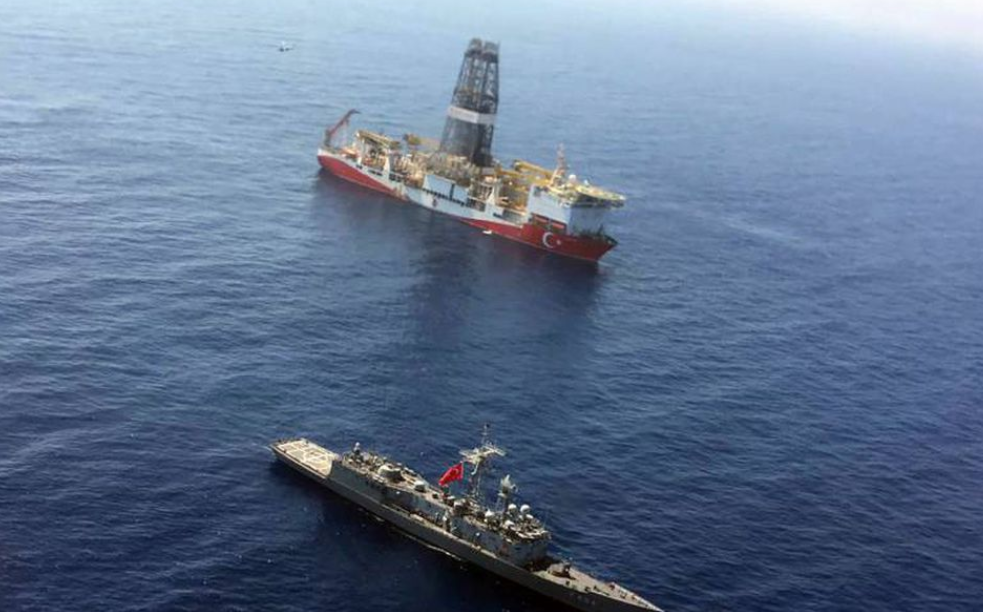 Una patrullera turca  escolta a un perforador de gas en el Mediterráneo oriental.