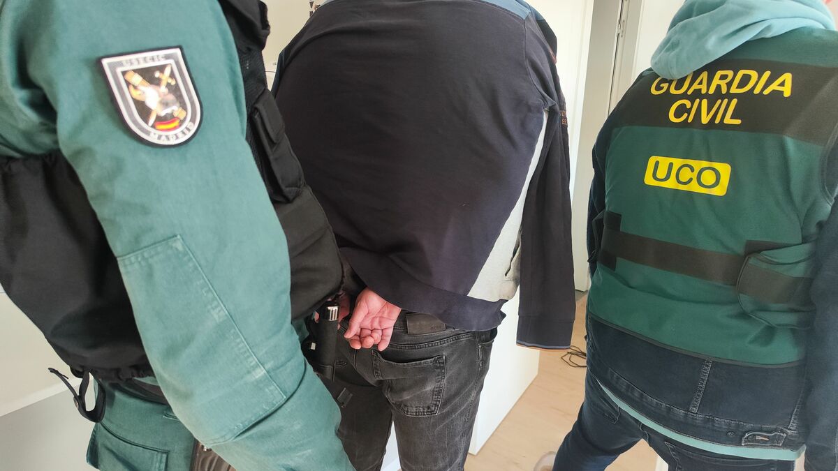 La UCO traslada a un detenido en una imagen de archivo.