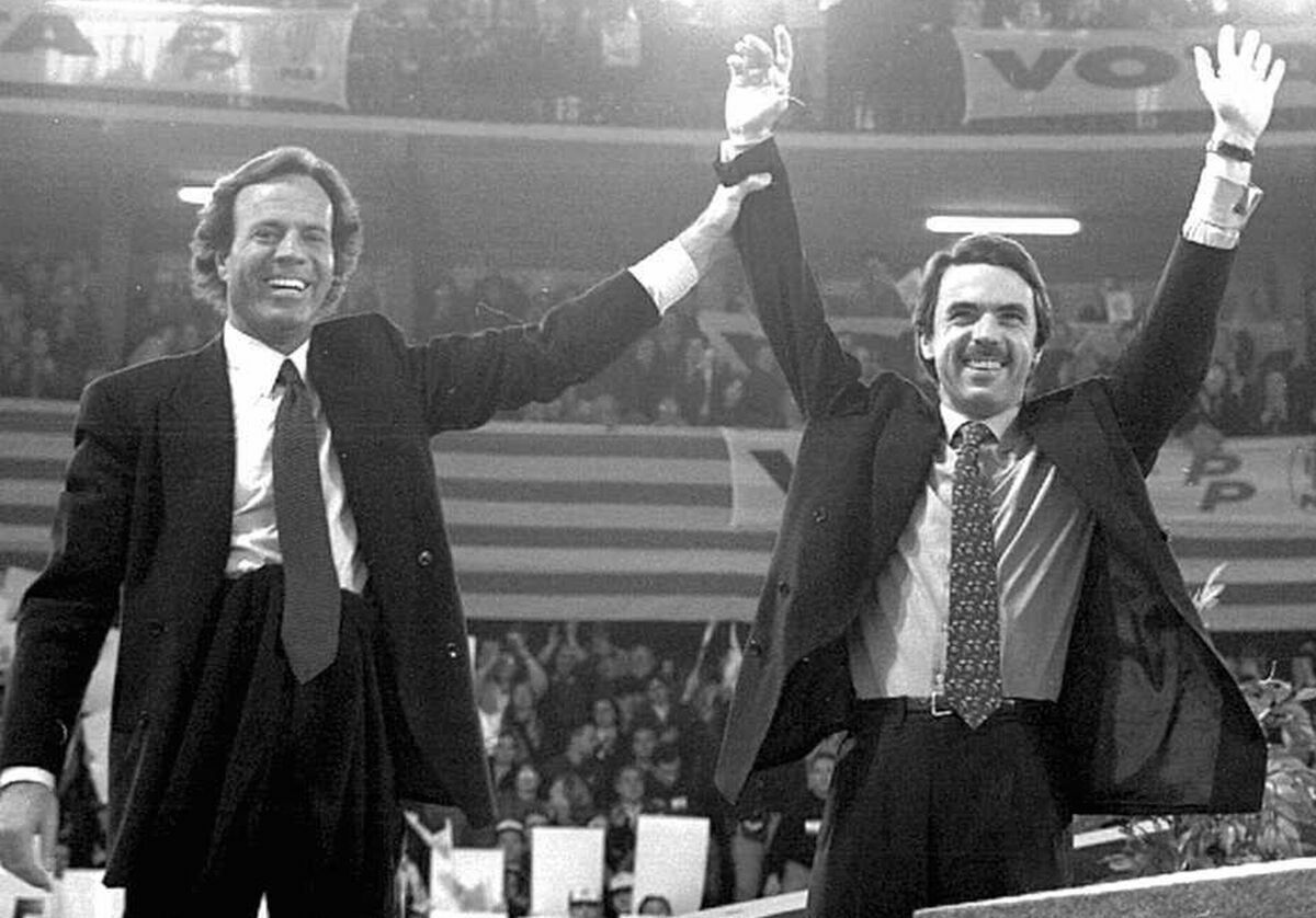 Julio-Iglesias-Maria-Aznar-Mestalla_1655245314_151729402_1200x839