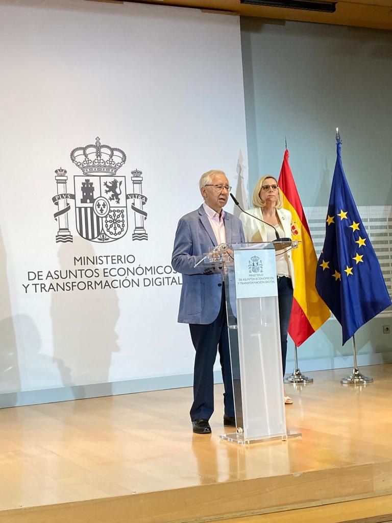 Nadia Calviño se compromete con los pensionistas a la tramitación urgente de la ley de Defensa del Cliente Financiero después del 23J