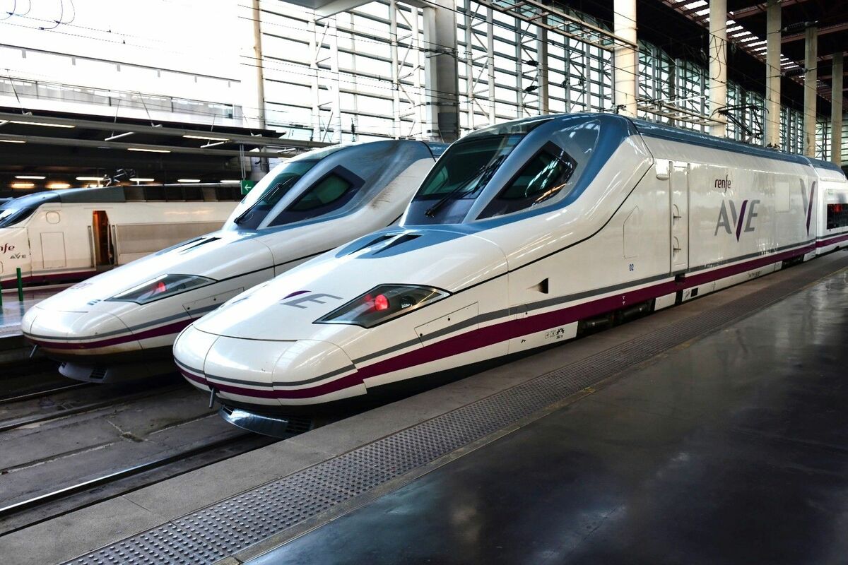 Trenes de Alta Velocidad estacionados en una imagen de archivo.