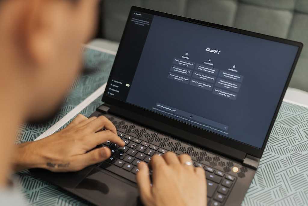 free-photo-of-mujer-ordenador-portatil-trabajando-internet