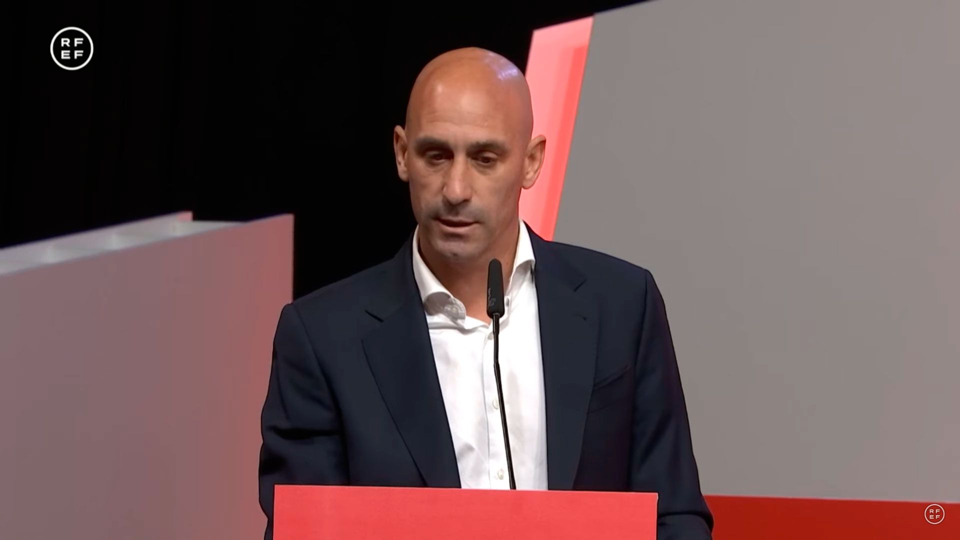 Luis Rubiales inhabilitado por la FIFA