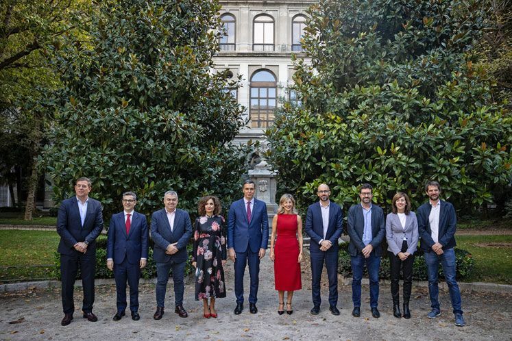 Pedro Sánchez y Yolanda Díaz a su llegada a la rueda de prensa para informar sobre el acuerdo de Gobierno, foto Sumar