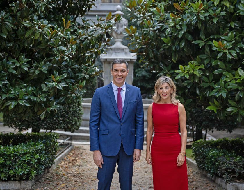 Pedro Sánchez y Yolanda Díaz a su llegada a la rueda de prensa para informar sobre el acuerdo de Gobierno, foto Sumar