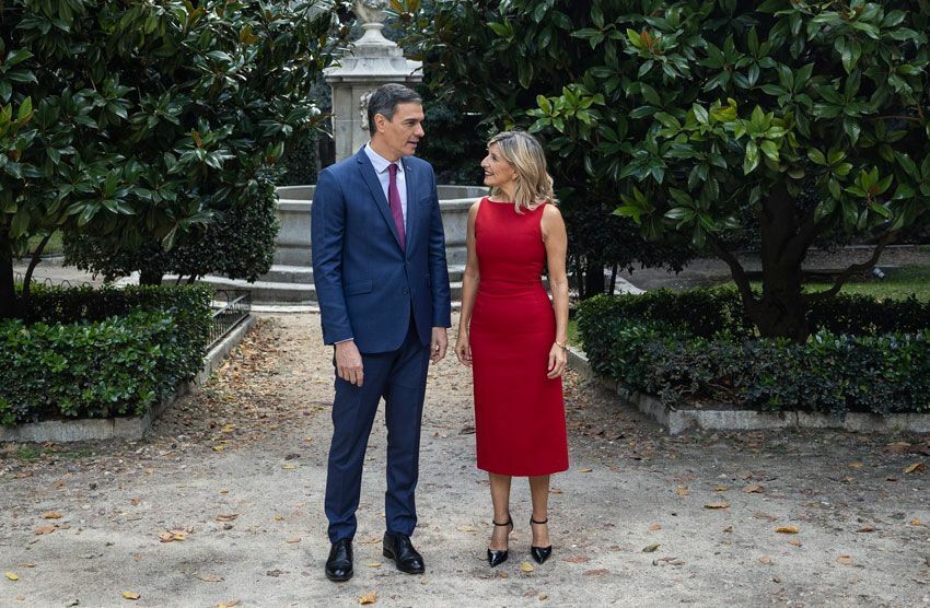 Pedro Sánchez y Yolanda Díaz a su llegada a la rueda de prensa para informar sobre el acuerdo de Gobierno, foto Sumar