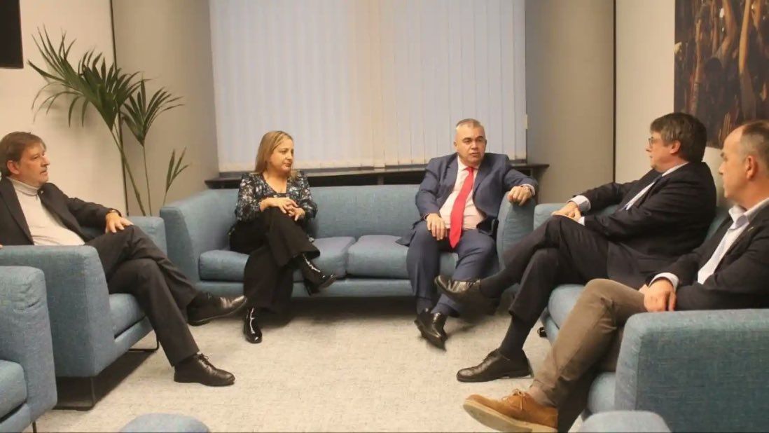 Puigdemont fuerza una nueva cesión de Sánchez a cambio de frenar la cuestión de confianza