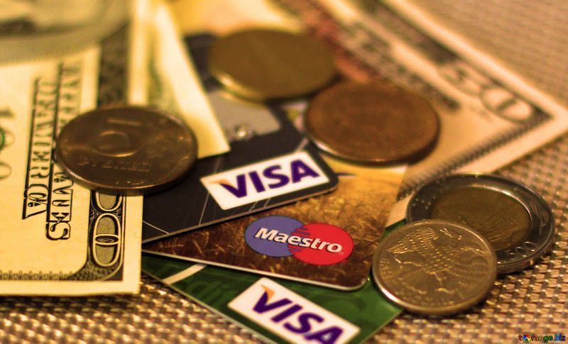 Los dos bancos que te van a cobrar comisiones en noviembre