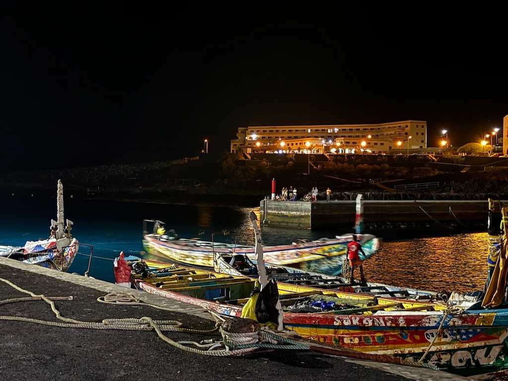 Cayuco-en-puerto-noche
