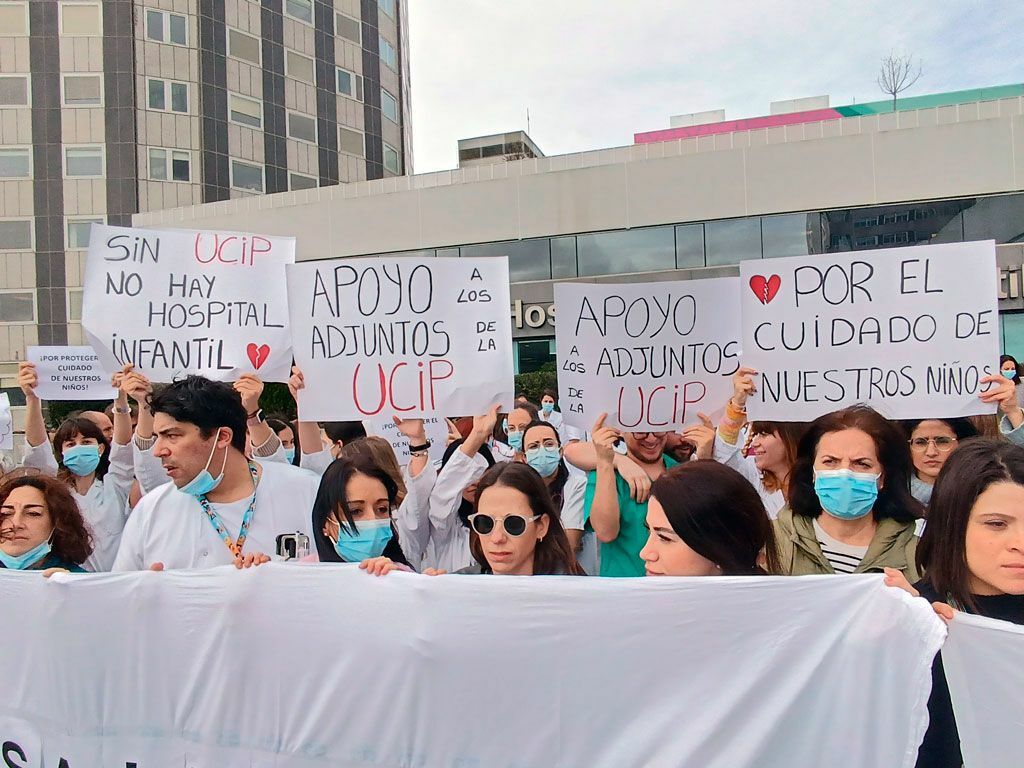 Concentración-frente-a-la-UCI-pediátrica-del-Hospital-La-Paz,-foto-Amyts