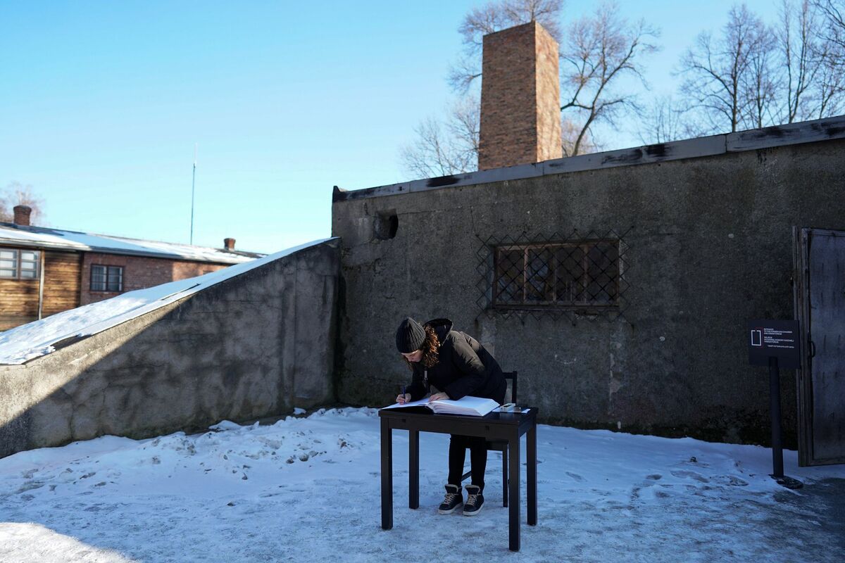 Ayuso Auschwitz PP