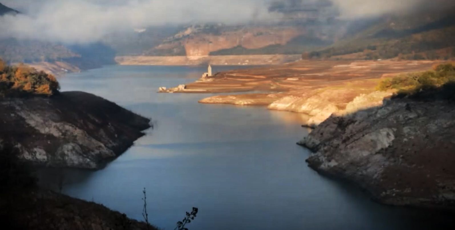 Estado del pantano de Sau, donde se aprecia el campanario por el bajo nivel del embalse