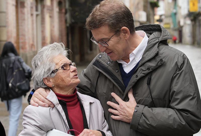 feijoo y una señora aguantando