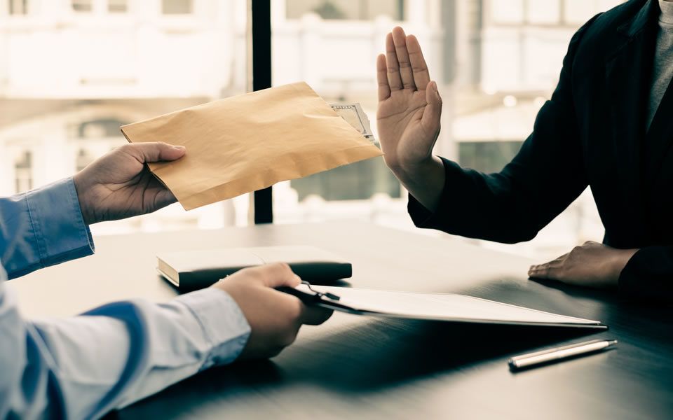 Cómo afrontan la corrupción la izquierda y la derecha política