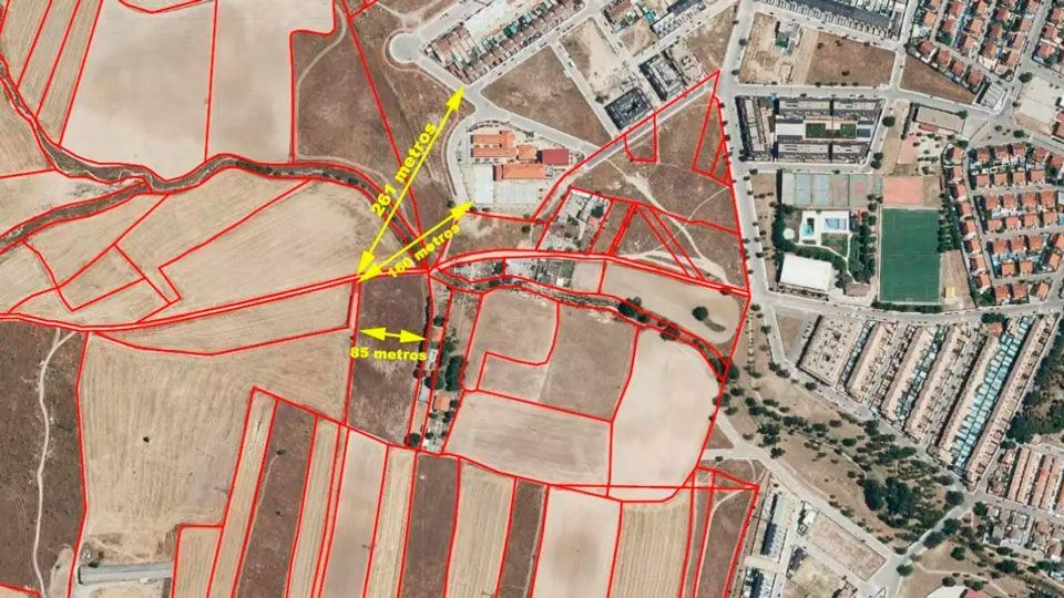 Distancias medidas por ortofoto a principales edificios cercanos en Torrejón de la Calzada