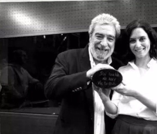 La presidenta madrileña, Isabel Díaz Ayuso, abraza a su jefe de gabinete, Miguel Ángel Rodríguez,