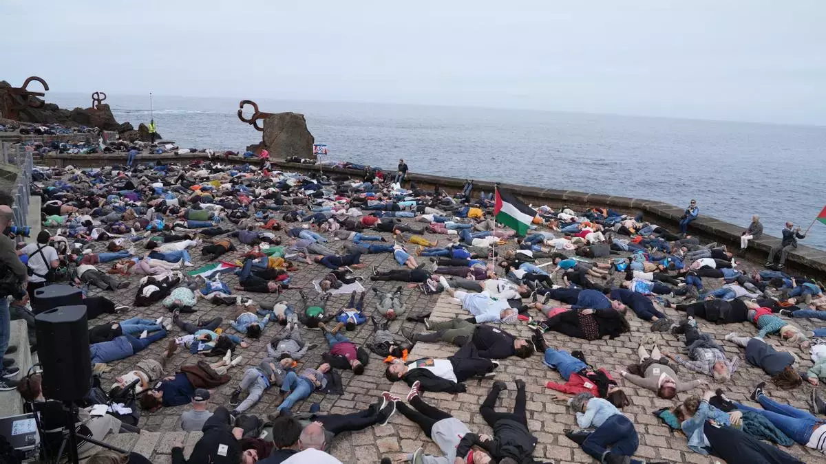 Foto de Kulturatik Gernika por Gaza en el Peine de los Vientos