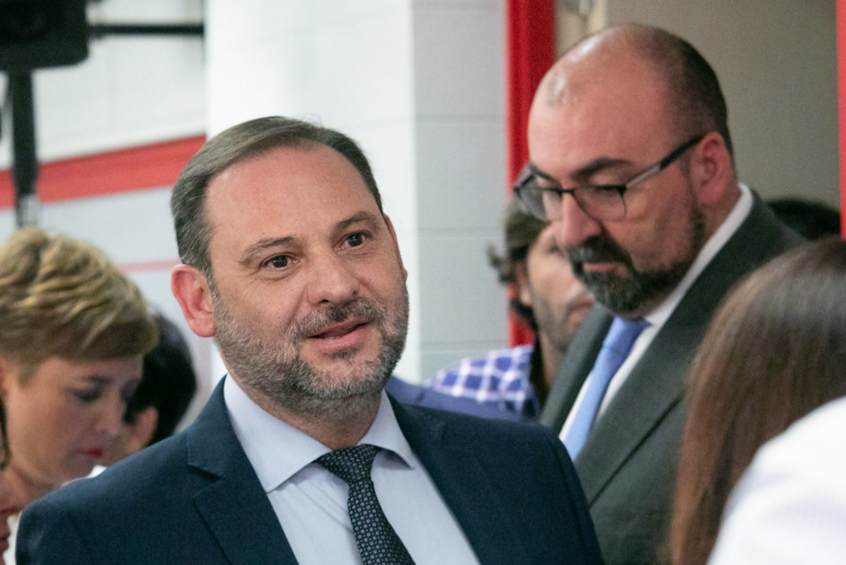 Koldo García detrás del exministro José Luis Ábalos.