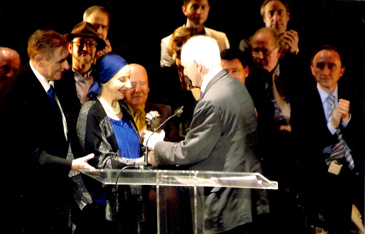 Alicia Alonso reciendo el XIX Premio Nacional Cultura Viva