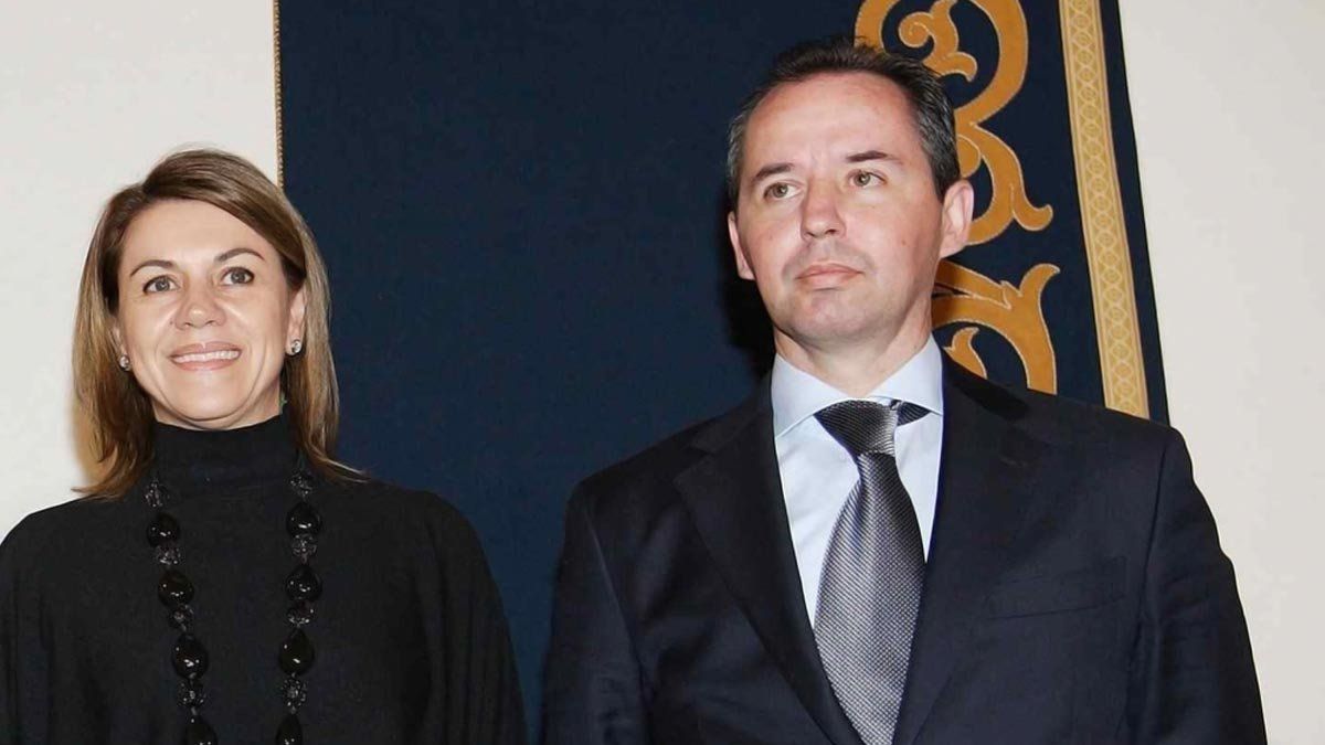 María Dolores de Cospedal junto a quien fue su asesor de seguridad en la Presidencia de Castilla-La Mancha, Andrés Gómez Gordo