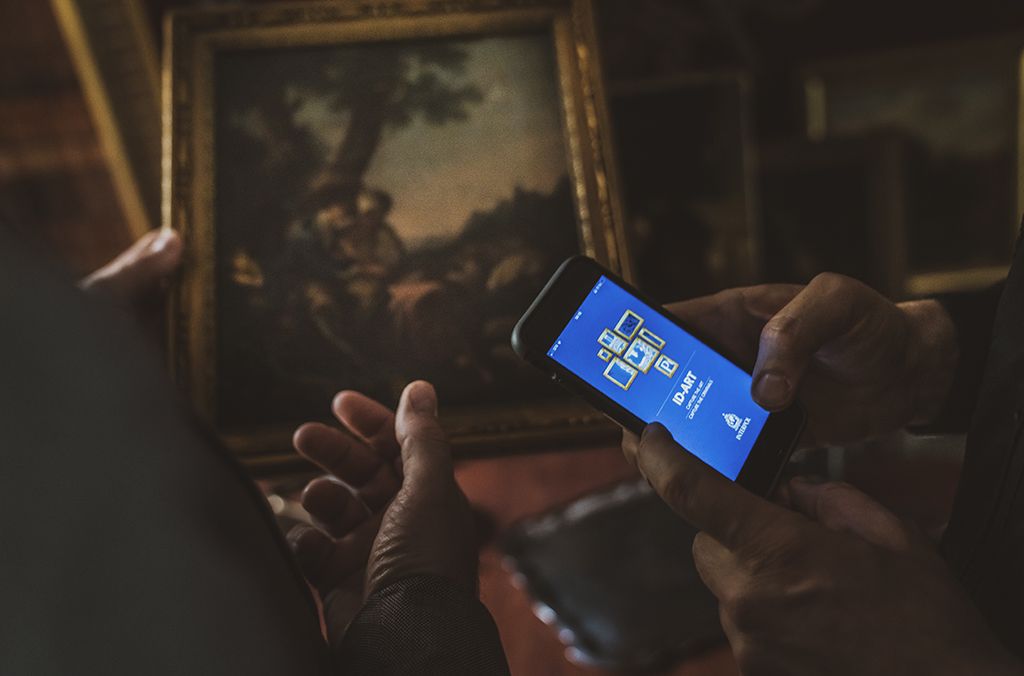 Con la aplicación ID-Art se puede acceder a la Base de Datos de INTERPOL sobre Obras de Arte Robadas desde un dispositivo móvil, hacer inventarios de colecciones de arte e informar de los sitios de interés cultural en peligro. Los usuarios de esta aplicación pueden comprobar al instante si un objeto se encuentra entre los miles que figuran en la Base de Datos de INTERPOL sobre Obras de Arte Robadas. Los usuarios de esta aplicación pueden comprobar al instante si un objeto se encuentra entre los miles que figuran en la Base de Datos de INTERPOL sobre Obras de Arte Robadas.