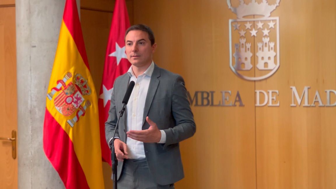 Juan Lobato durante una rueda de prensa en la Asamblea de Madrid
