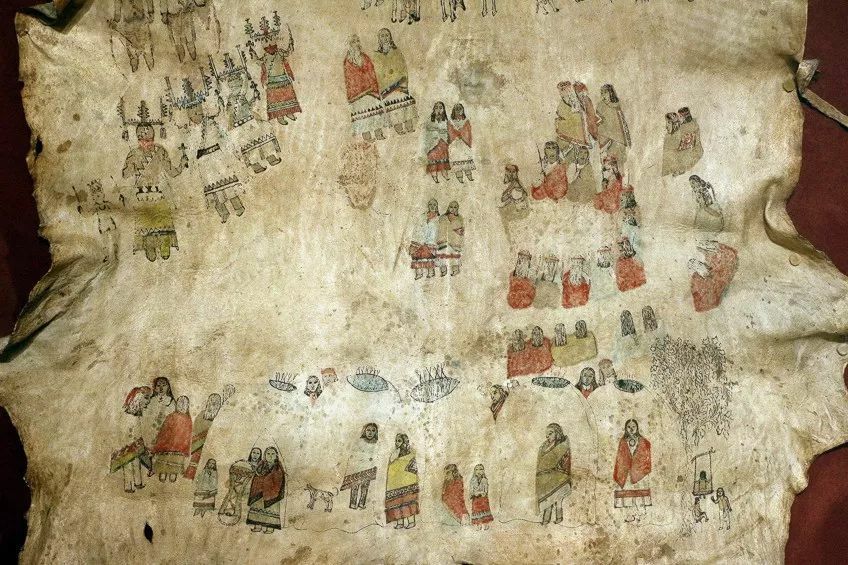 Pinturas de pieles de búfalo de la tribu Naiche, c. 1900-1910; Sailko, CC BY 3.0,