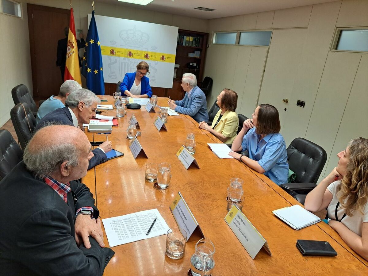 Proponen reforzar la atención domiciliaria y la salud bucodental en el SNS para personas mayores