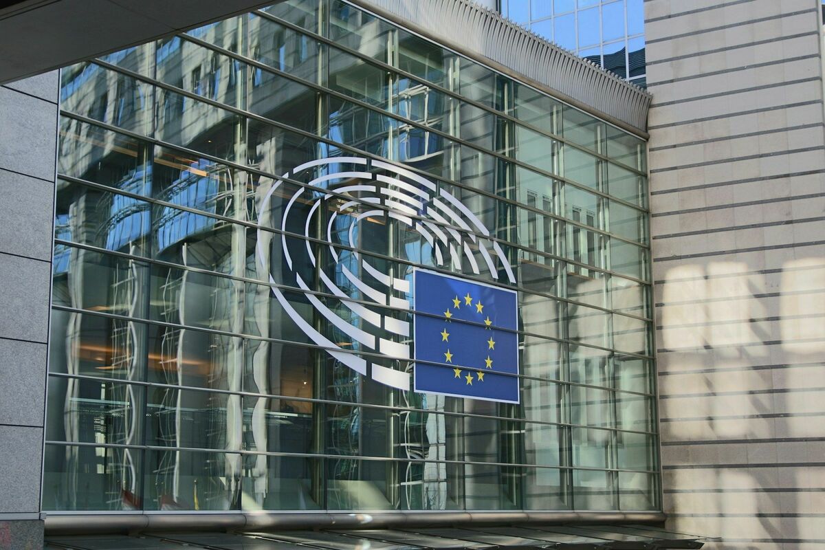 Europa se tapa los oídos: la Comisión rehúye proteger a las regiones con identidad propia