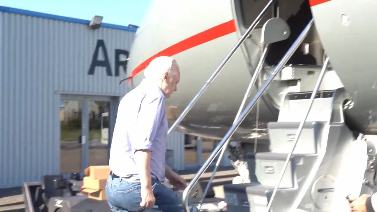 Assange, toma un avión en Reino Unido tras ser liberado. Wikileaks