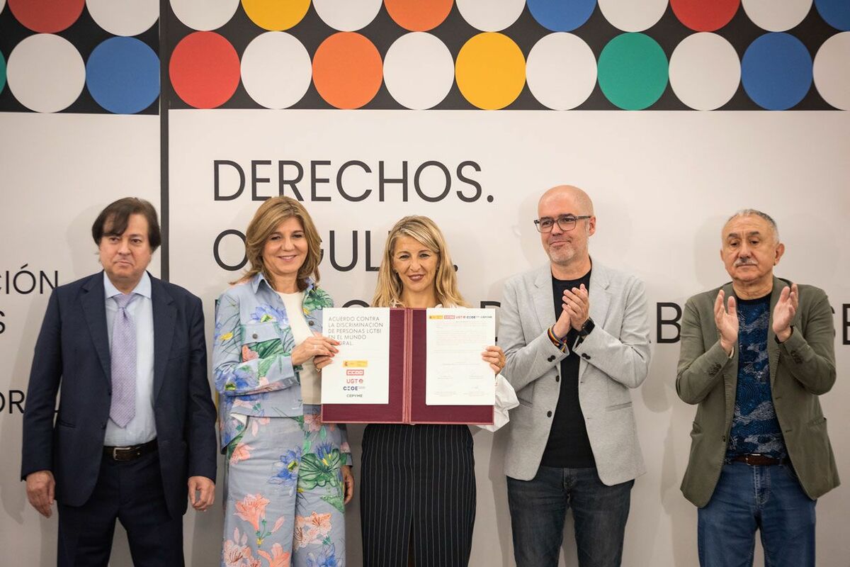 Yolanda-Díaz-firma-el-primer-pacto-social-para-combatir-la-discriminación-LGTBI+-en-el-ámbito-laboral