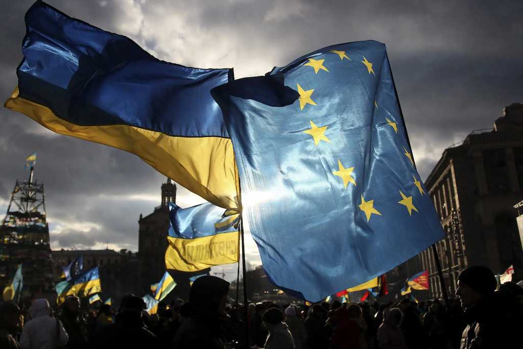 Banderas de Ucrania y la UE en Kiev. ucranianos