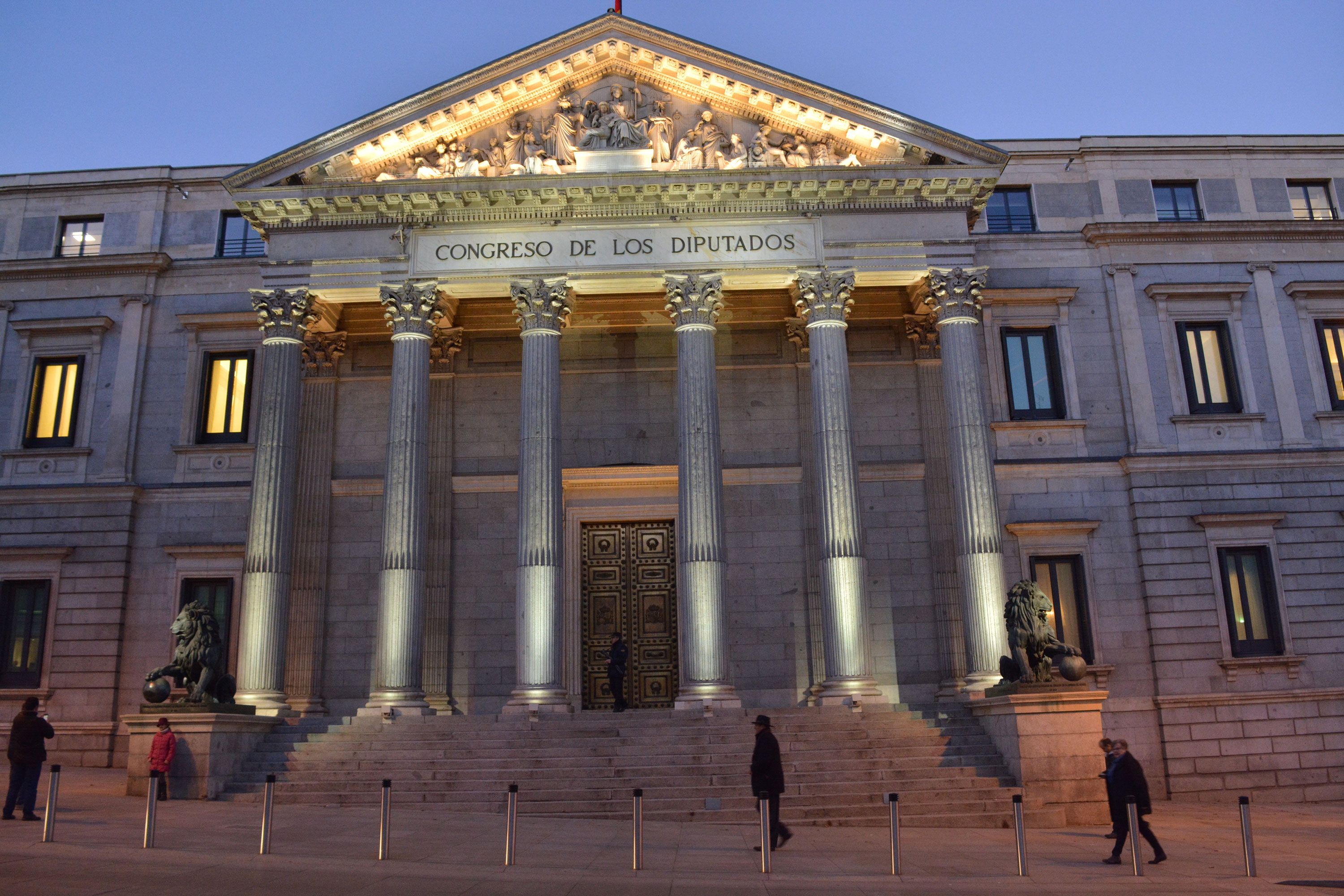 El Congreso cierra el periodo con reformas de calado y la corrupción del PP como telón de fondo