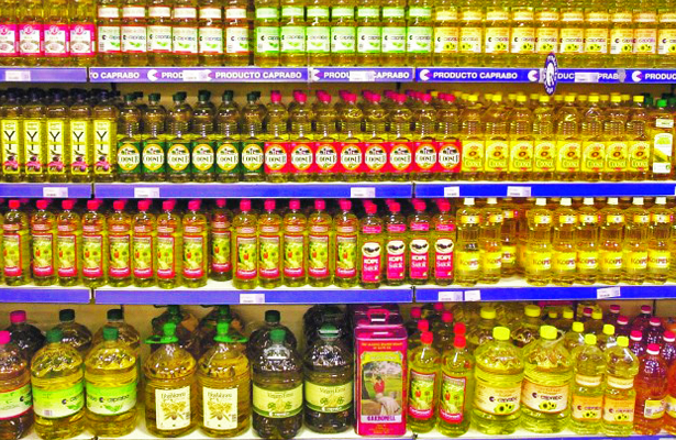 Grandes cadenas de supermercados aplican subidas sincronizadas en el precio del aceite de oliva