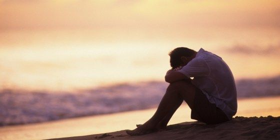 hombre-triste-playa