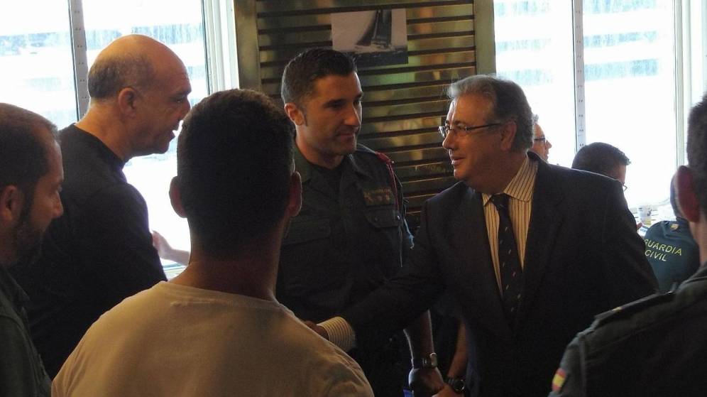 foto ministro del Interior con agentes desplegados en Barcelona