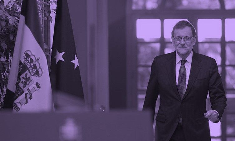 Rajoy andando violeta