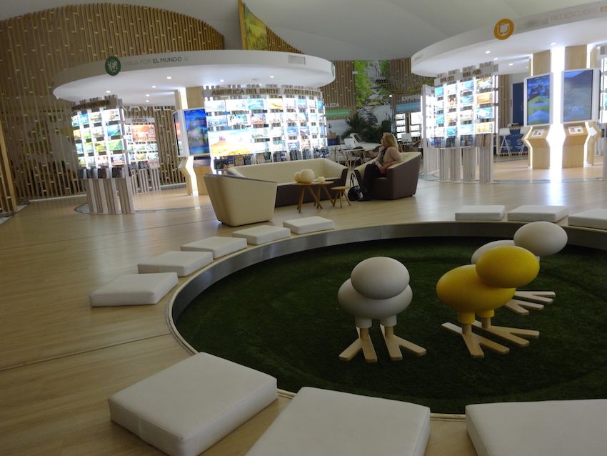 Elvira Atero en la tienda de viajes más grande del mundo (1) copia