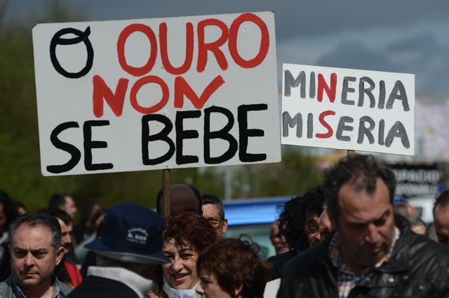 Manifestacion contra la mina de Corcoesto