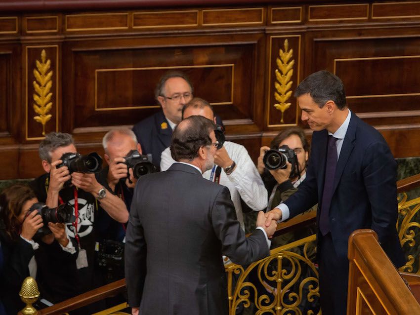 Pedro Sánchez saluda a Rajoy tras la moción de censura de 2018