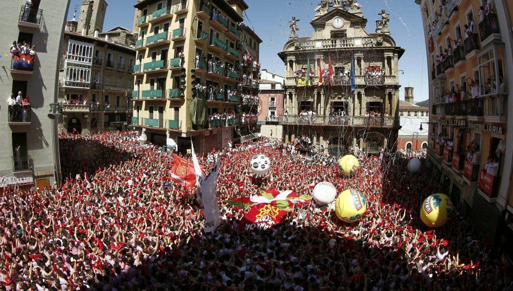 LOS SANFERMINES 2016 COMIENZAN AL MEDIODÍA CON EL LANZAMIENTO DEL TRADICIONAL CHUPINAZO