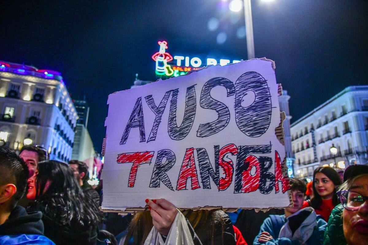 Miles de personas protestan contra Ayuso por recortar derechos LGTBI y Trans, foto Agustín Millán