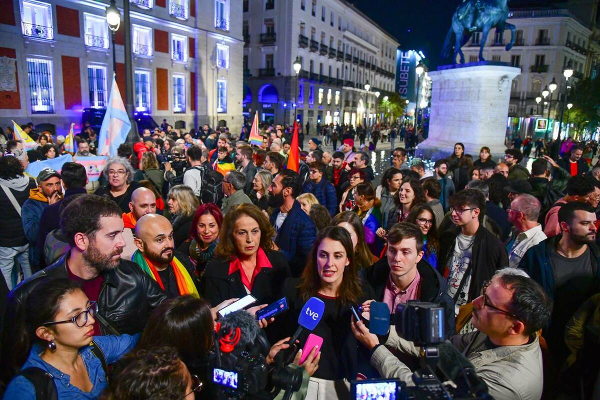 Miles de personas protestan contra Ayuso por recortar derechos LGTBI y Trans, foto Agustín Millán