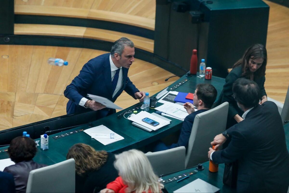 El portavoz de Vox, Javier Ortega Smith, ha lanzado una botella de agua vacía al concejal de Más Madrid Eduardo Rubiño.