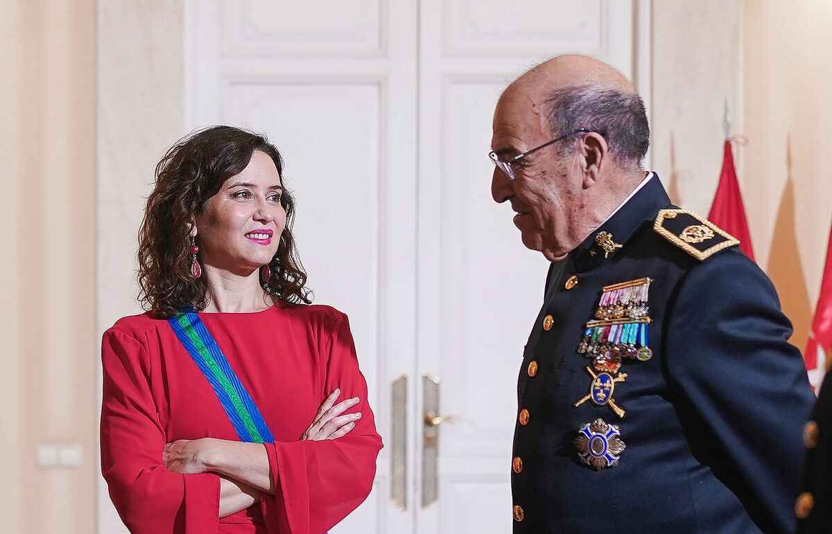El presidente de la Fundación Reales Tercios de España, Agustín Álvarez, hace entrega de la Banda y Lazo de Gran Dama los Reales Tercios de España, otorgados por la Asociación Reales Tercios de España, a la presidenta de la Comunidad de Madrid, Isabel Díaz Ayuso.