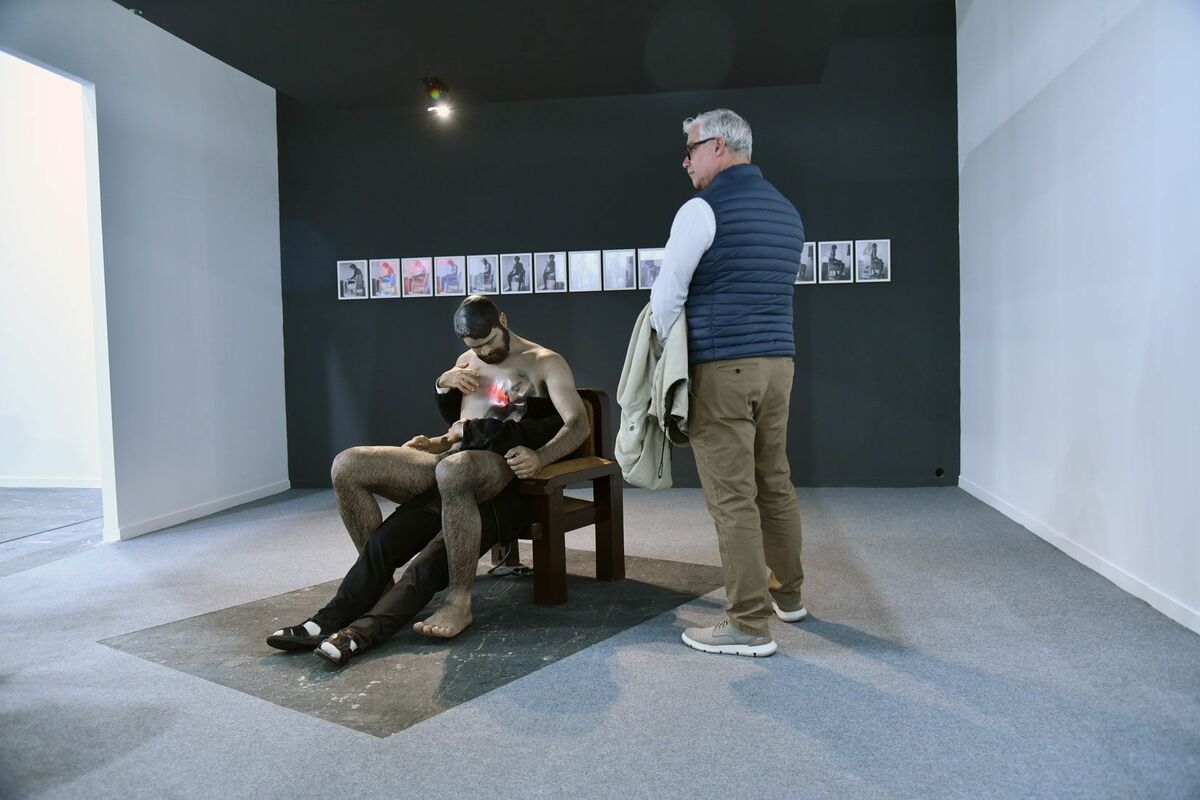 Manuel” por Rodrigo Muñoz, la Escultura de un amor no correspondido que deslumbra en ARCO 2024, foto Agustín Millán