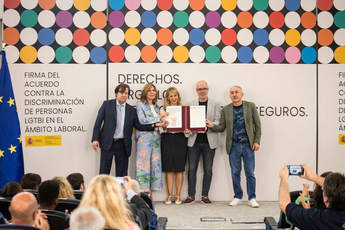 Yolanda Díaz firma el primer pacto social para combatir la discriminación LGTBI+ en el ámbito laboral